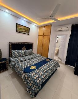 The Den 18, EBC, E 11 2 - 7