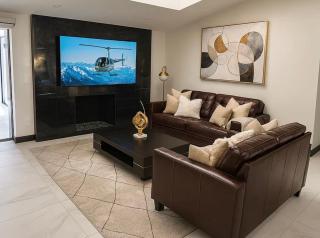 Stunning Woodland Hills Home with Pool & Backyard - 4