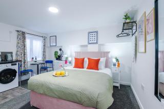 Jephsons Lodge Studio 4 - Free Parking, WiFi, Netflix & Prime, Cosy Basement Studio - 1