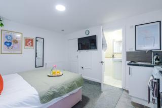 Jephsons Lodge Studio 4 - Free Parking, WiFi, Netflix & Prime, Cosy Basement Studio - 8