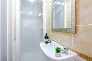 Jephsons Lodge Studio 4 - Free Parking, WiFi, Netflix & Prime, Cosy Basement Studio - 2