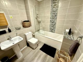 Contractor-Friendly 2-Bed Apartment Parking Sleeps 7 - 5