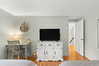 Modern Beach & Pond Getaway in Heart of Cape Cod - 9