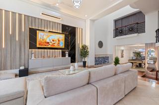 10BR Mansion Beachfront wPool and Disco - 7