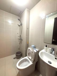 Studio Unit with Balcony in Manhattan Heights - 5