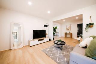 Spacious 3BR Retreat Walk to Redcliffe Beach - 6