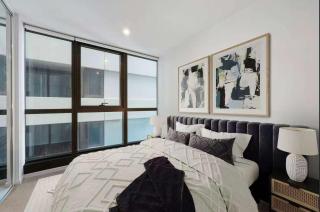 CBD Epicenter Spacious 2BR 2Bath Gym Pool - 0