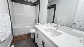 Heartland Stays - Brand New 3 Bed Room Cozy Home - 3