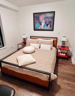 Signature Iconic Lakeview Downtown 2-Bedroom Loft - 8