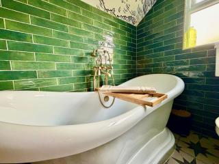 Style 3BR House Jameston | Garden | Near Tenby - 5