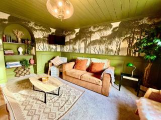 Style 3BR House Jameston | Garden | Near Tenby - 5