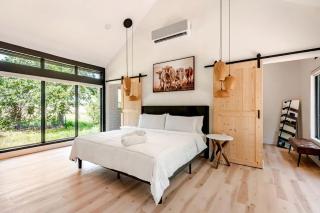 Tranquil Modern Cabin with Friendly Farm Animals & Pond Views Near Cedar Creek, Texas - 6