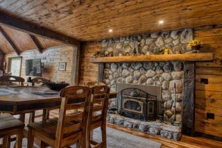 Luxury Lakeside Mountain Escape with Wraparound Deck Near Terra Alta, West Virginia - 2