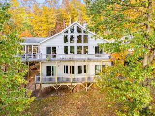 Scenic Dog-Friendly Mountain Chalet with Panoramic Views & Game Loft Near Berkeley Springs, Hedgesville, WV - 9