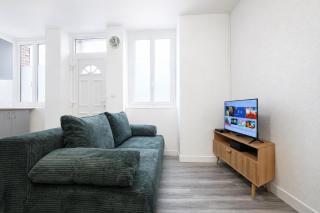 Le Trilou - By BEST KEYS - Triplex 3 Chambres - Lit King Size - Climatisation - Smart TV Canal Plus & Amazon Prime - Cuisine Équipée - Télétravail - Proche Centre & Canal de Bourgogne - Check-in Autonome - 6