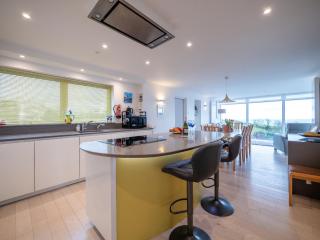 Spacious Coastal Retreat with Sea Views - 9