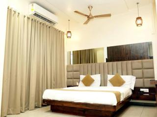 Hotel Sapphire Inn - 9