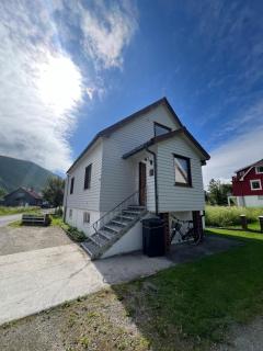 Morhuset med egen hage og veranda - 9