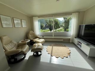 Morhuset med egen hage og veranda - 1