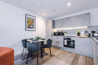 Modern 2BR Apartment in Manchester with Parking - 9