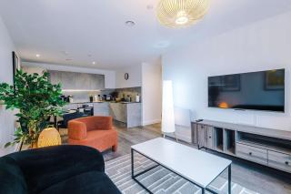 Modern 2BR Apartment in Manchester with Parking - 5