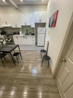 Toronto Downtown Holiday Home-Private Patio,Free Wifi & Self Checkin - 2