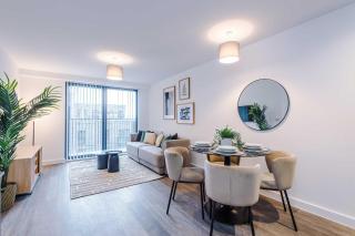 Modern 2BR Apartment w Secure Parking Salford - 9