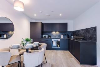 Modern 2BR Apartment w Secure Parking Salford - 7