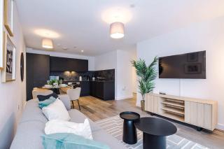 Modern 2BR Apartment w Secure Parking Salford - 5