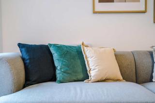 Modern 2BR Apartment w Secure Parking Salford - 4