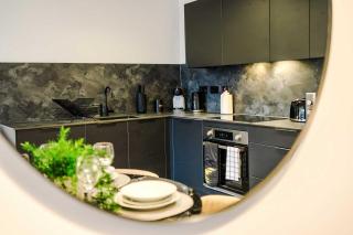 Modern 2BR Apartment w Secure Parking Salford - 3