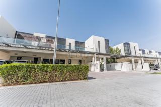 Flawless 3BR Townhouse with Assistant's Room at DAMAC Hills 2 by Deluxe Holiday Homes - 8