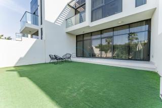 Flawless 3BR Townhouse with Assistant's Room at DAMAC Hills 2 by Deluxe Holiday Homes - 8