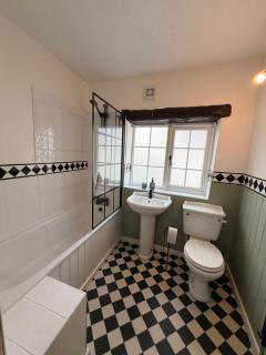 Cosy Canalside Cottage - 5