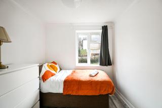 Spacious & Stylish 4-Bedroom Home with Garden - LMV Property - 3