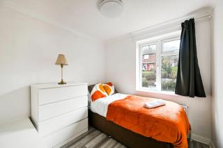 Spacious & Stylish 4-Bedroom Home with Garden - LMV Property - 9