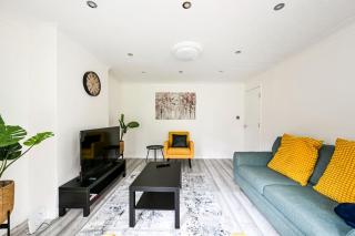 Spacious 4BR Home w/ Private Garden & Free Parking - 8