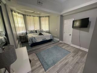 Roomy Renovated GuestHome, Desk, Yard, PetFriendly - 3