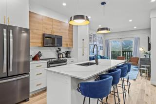 Stylish 4BR Near DT Balcony Mtn View Sleeps 14 - 9