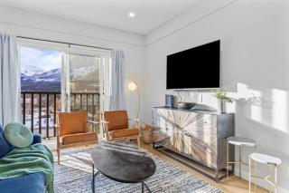 Stylish 4BR Near DT Balcony Mtn View Sleeps 14 - 4