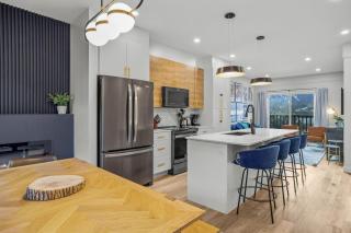 Stylish 4BR Near DT Balcony Mtn View Sleeps 14 - 1