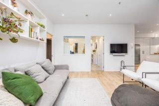 Stunning Viaduct 1 Bed Parking, Pool, Gym - 3