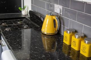 Free Late Check Out Parking Nr Airport and Station - 6