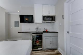 Suite B DuPont CircleKalorama Luxury Apartment - 9