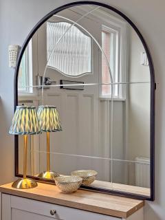 SUPERB CENTRAL HOUSE, MODERN DESIGN, FREE PARKING FOR 2 VEHICLES, PRIVATE GARDEN, Prime Central Location, Near M1 & Airport - 1