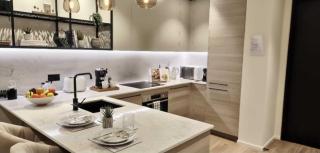 Canary Wharf Riverside Flat - Balcony - DLR 2 mins - Fast WiFi - Sleeps 3 - 5