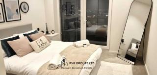 Canary Wharf Riverside Flat - Balcony - DLR 2 mins - Fast WiFi - Sleeps 3 - 7