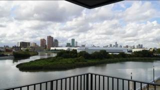 Canary Wharf Riverside Flat - Balcony - DLR 2 mins - Fast WiFi - Sleeps 3 - 9