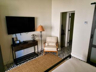 Lodges Combined Suite on the Mason Tx Square - 4