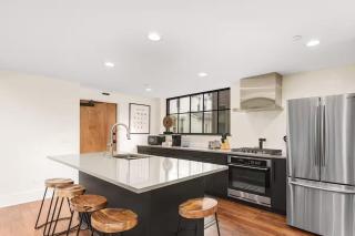 Urban Sanctuary Luxury Stay with Private Parking - 5